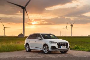 Audi Q7 55 TFSI e Quattro S-Line 2020 года  (UK)